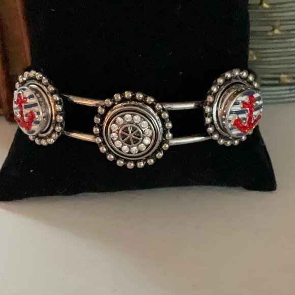 Silver tone cuff bracelet with 3 snaps - Picture 1 of 3